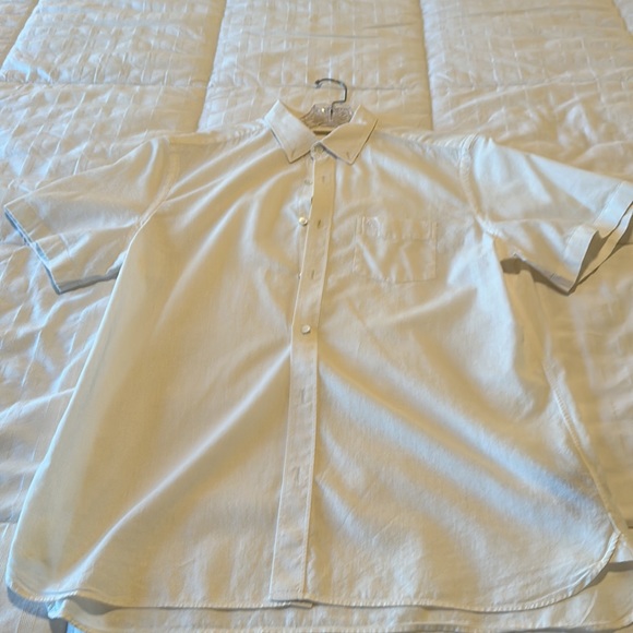Burberry button down short sleeve.  73% cotton, 27% linen. - Picture 3 of 8